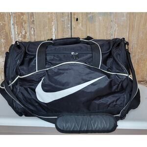 NIKE Gym Duffle Shoulder Bag Black 20" x 12"x 12" Zip Athletic Training Travel